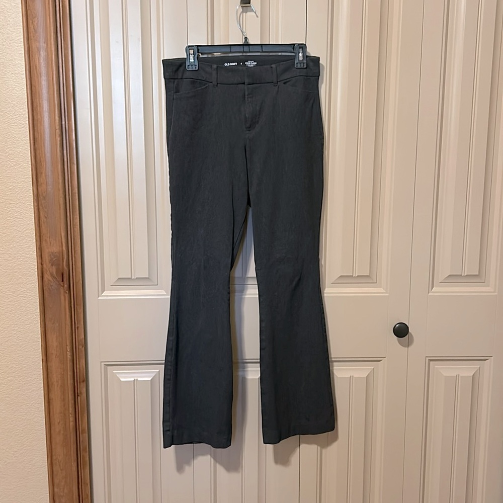 EUC Old Navy High Rise Pixie Flare Pants. Size 8